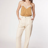 Pantalón Garmi de la marca P-2025-801, pantalones deportivos de color negro con detalles blancos y cintura elástica.
