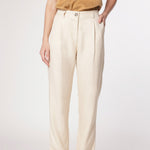 Pantalón Garmi de la marca P-2025-801, pantalones deportivos de color negro con detalles en gris.