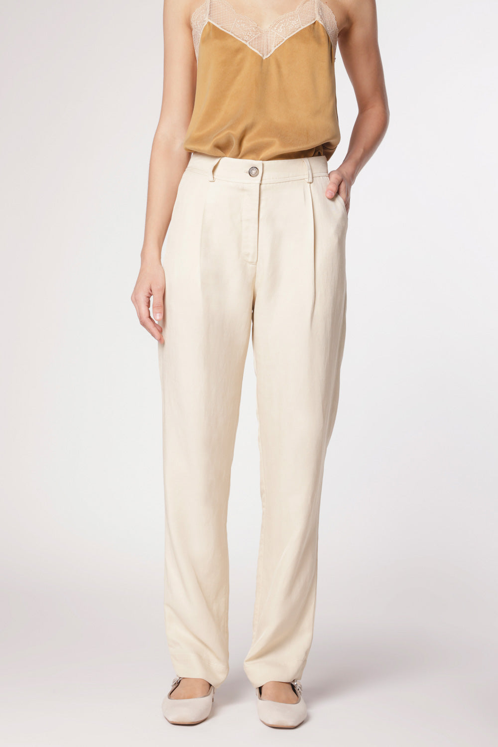 Pantalón Garmi de la marca P-2025-801, pantalones deportivos de color negro con detalles en gris.