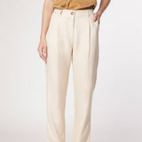 Pantalón Garmi de la marca P-2025-801, pantalones deportivos de color negro con detalles en gris.