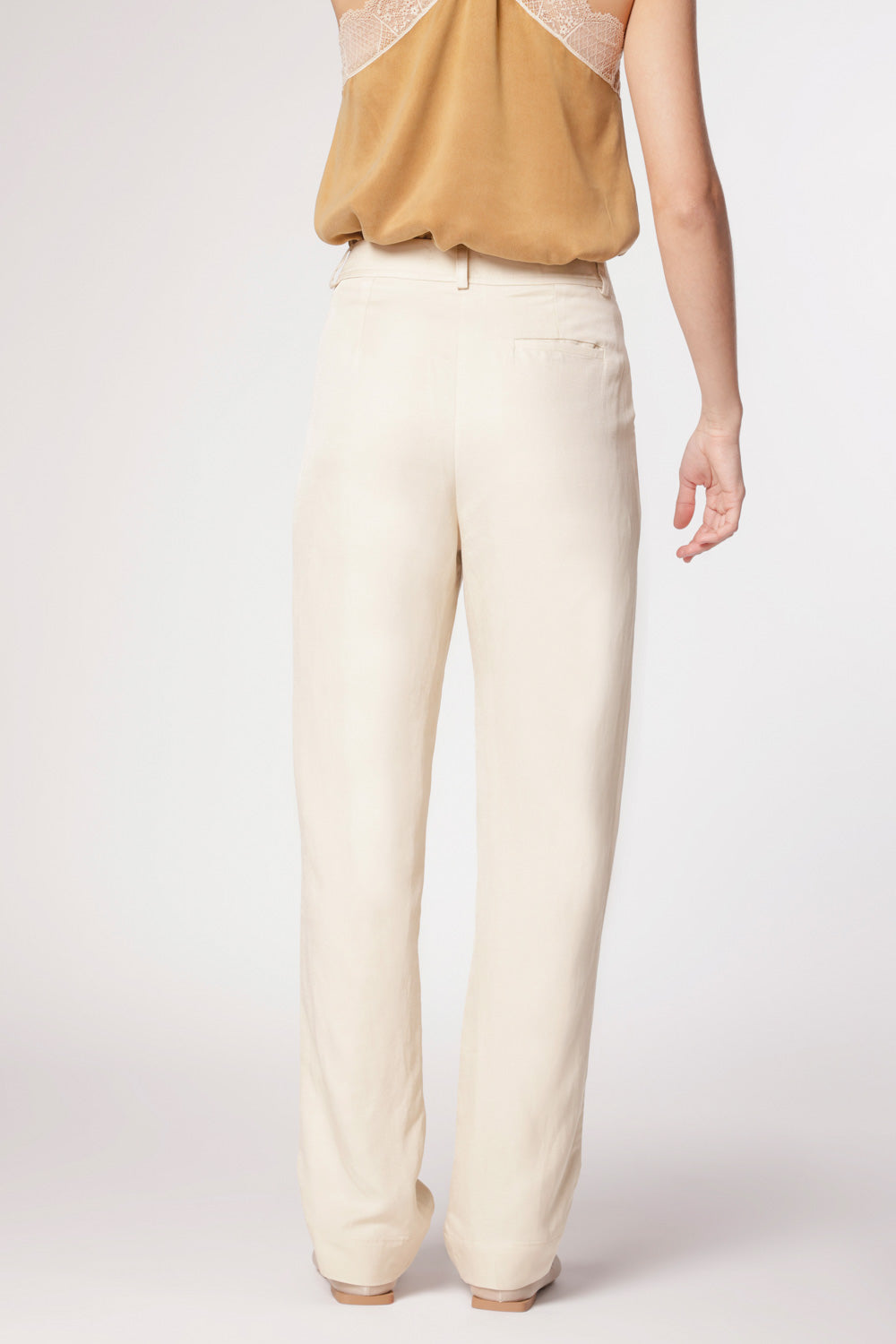 Pantalones Garmi P-2025-801 de color negro, estilo casual, con bolsillos y cinturilla ajustable, en vista frontal.