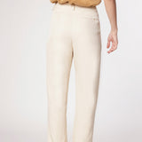 Pantalones Garmi P-2025-801 de color negro, estilo casual, con bolsillos y cinturilla ajustable, en vista frontal.