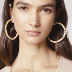 Aros Melina de la marca BI-2024-240, accesorios elegantes en acabado plateado, con diseño sencillo y moderno.
