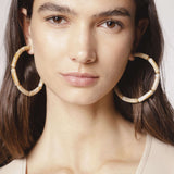 Aros Melina de la marca BI-2024-240, accesorios elegantes en acabado plateado, con diseño sencillo y moderno.