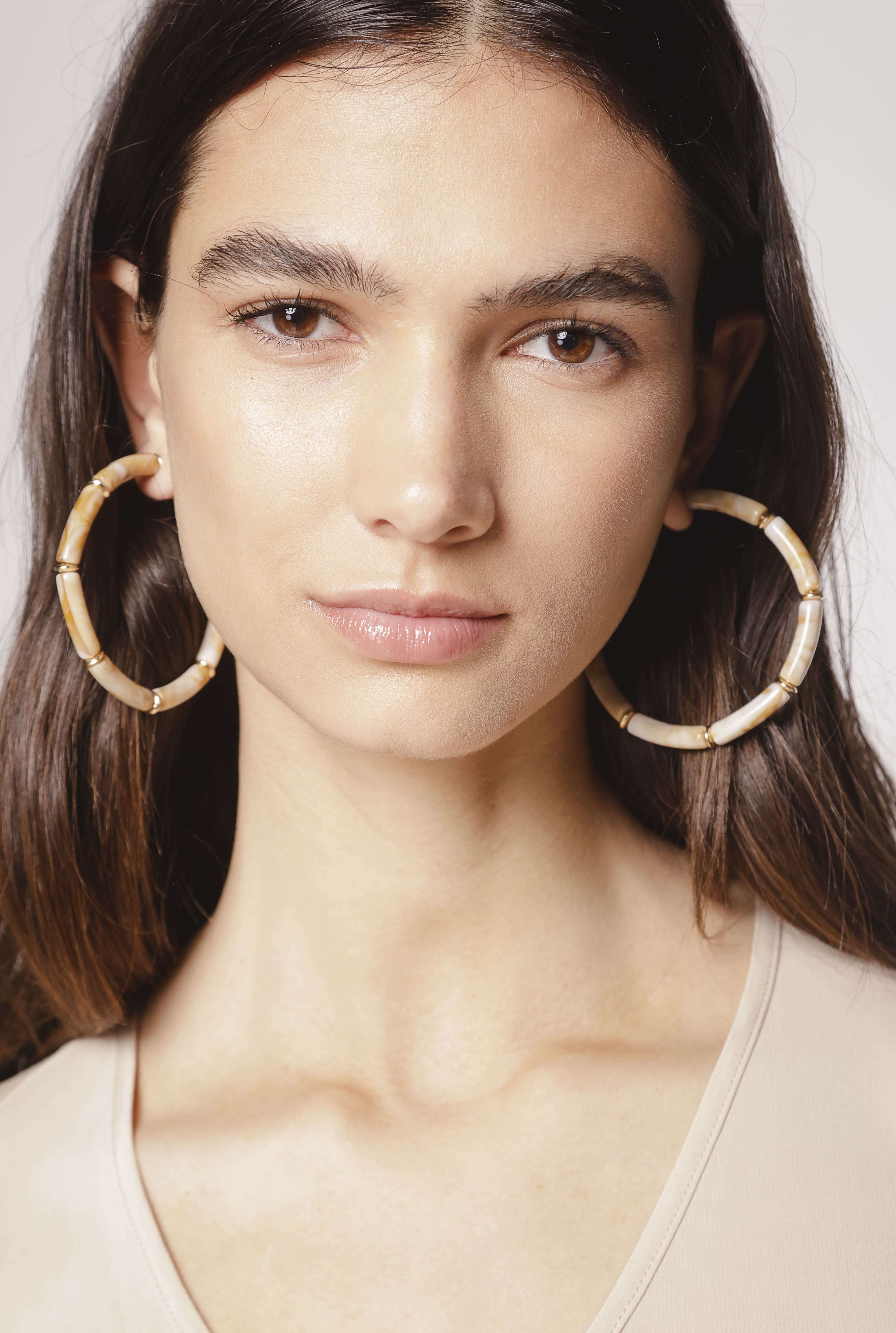 Aros Melina de la marca BI-2024-240, accesorios elegantes en acabado plateado, con diseño sencillo y moderno.
