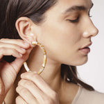 Aros Melina de accesorios BI-2024-240 en color plateado, con diseño elegante y detalles brillantes.