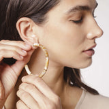 Aros Melina de accesorios BI-2024-240 en color plateado, con diseño elegante y detalles brillantes.