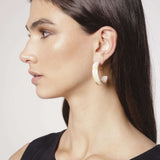 Aros Elsie en color dorado, accesorios elegantes de la marca BI-2024-236, con diseño moderno y brillante.