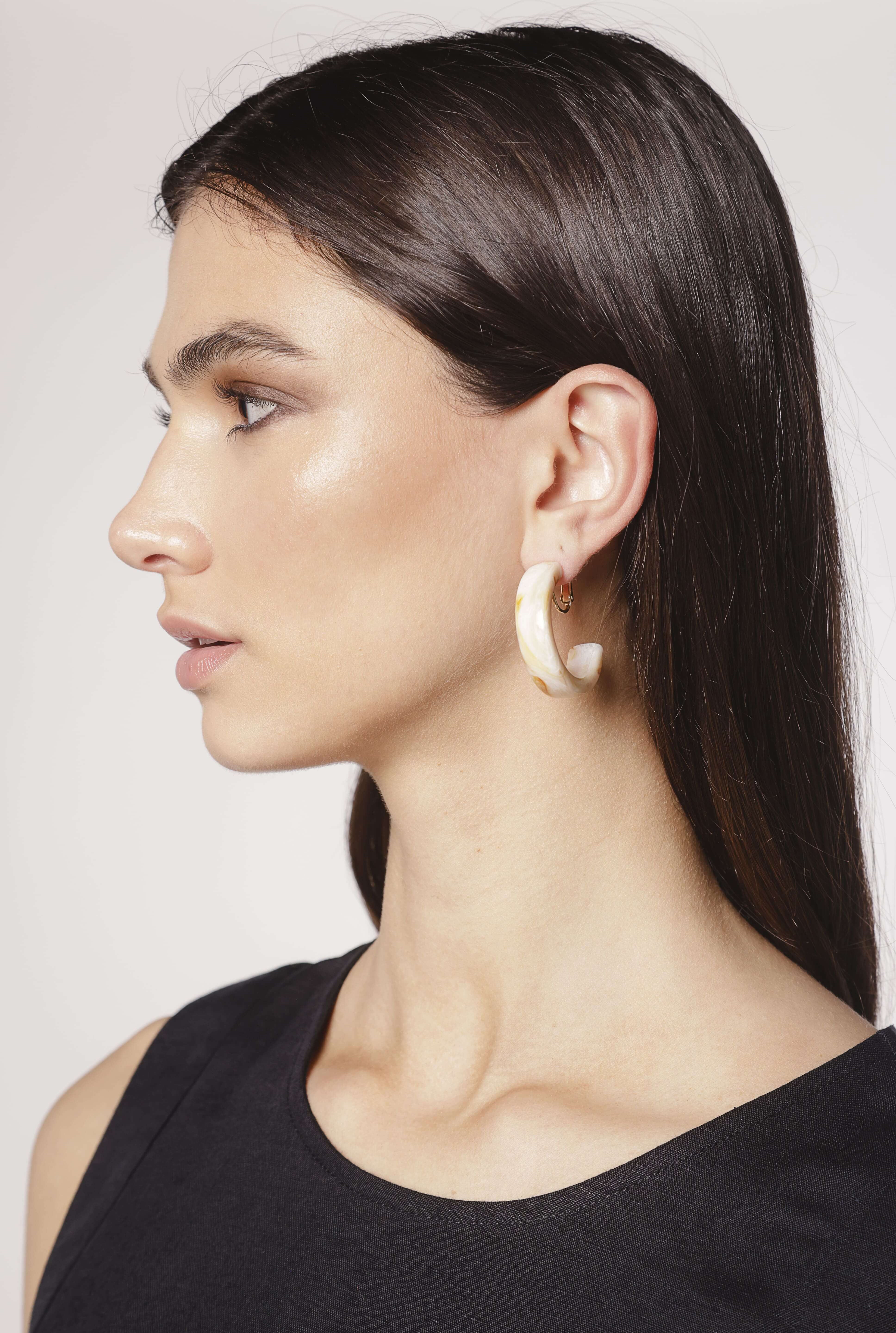 Aros Elsie en color dorado, accesorios elegantes de la marca BI-2024-236, con diseño moderno y brillante.
