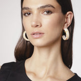 Aros Elsie en color dorado, accesorios elegantes de la marca BI-2024-236, con diseño moderno y brillante.