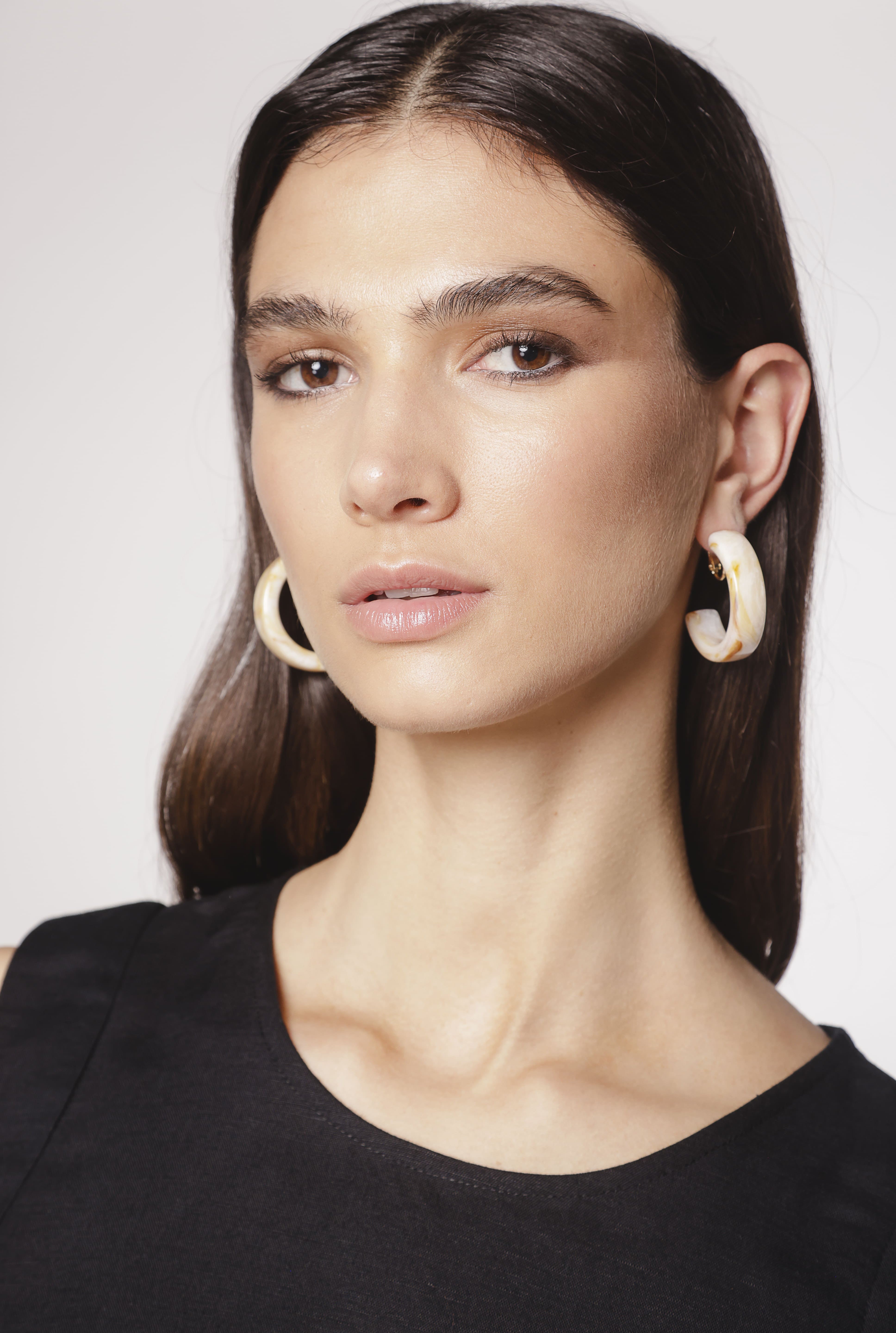 Aros Elsie en color dorado, accesorios elegantes de la marca BI-2024-236, con diseño moderno y brillante.