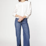 Jeans Stella Stretch de la marca D-2024-804, pantalones vaqueros ajustados en color azul con detalles de costuras.