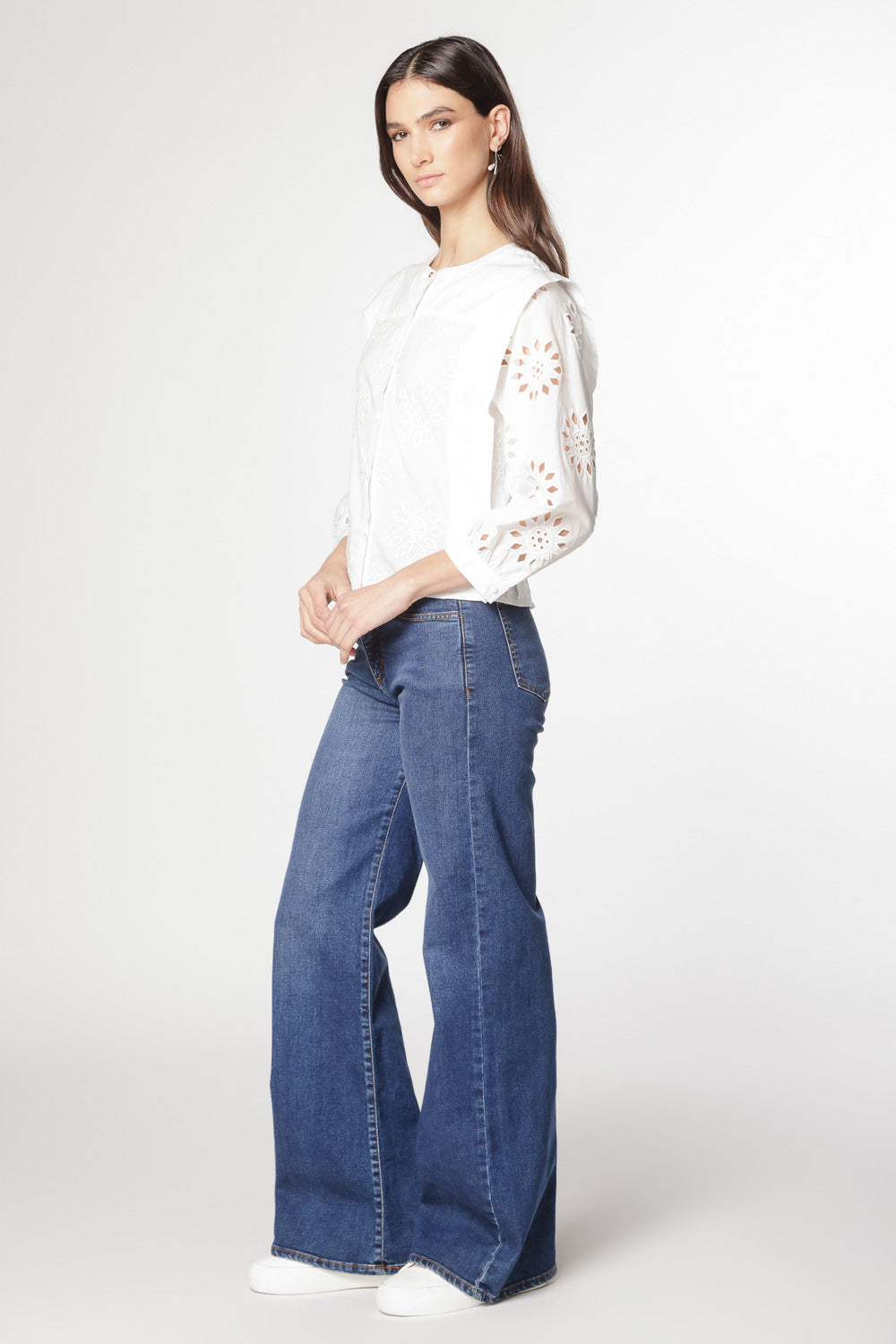 Jeans Stella Stretch de la marca D-2024-804, pantalones vaqueros ajustados de mezclilla azul con bolsillos delanteros y cinturilla.