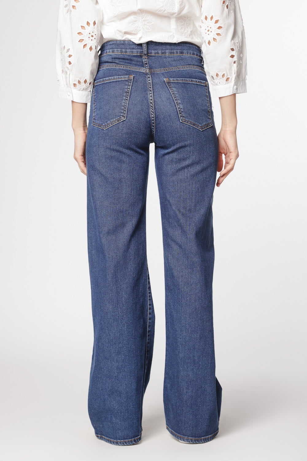Jeans Stella Stretch de la marca D-2024-804, con diseño ajustado y color azul, mostrando la prenda en un fondo neutro.