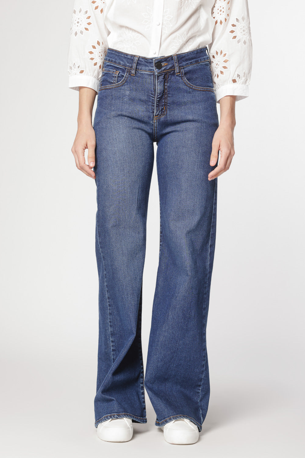 Jeans Stella Stretch de la marca D-2024-804 en color azul, con ajuste ceñido y bolsillos frontales visibles.