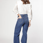 Jeans Stella Stretch de la marca D-2024-804, pantalones vaqueros ajustados de mezclilla azul con detalles de costura.