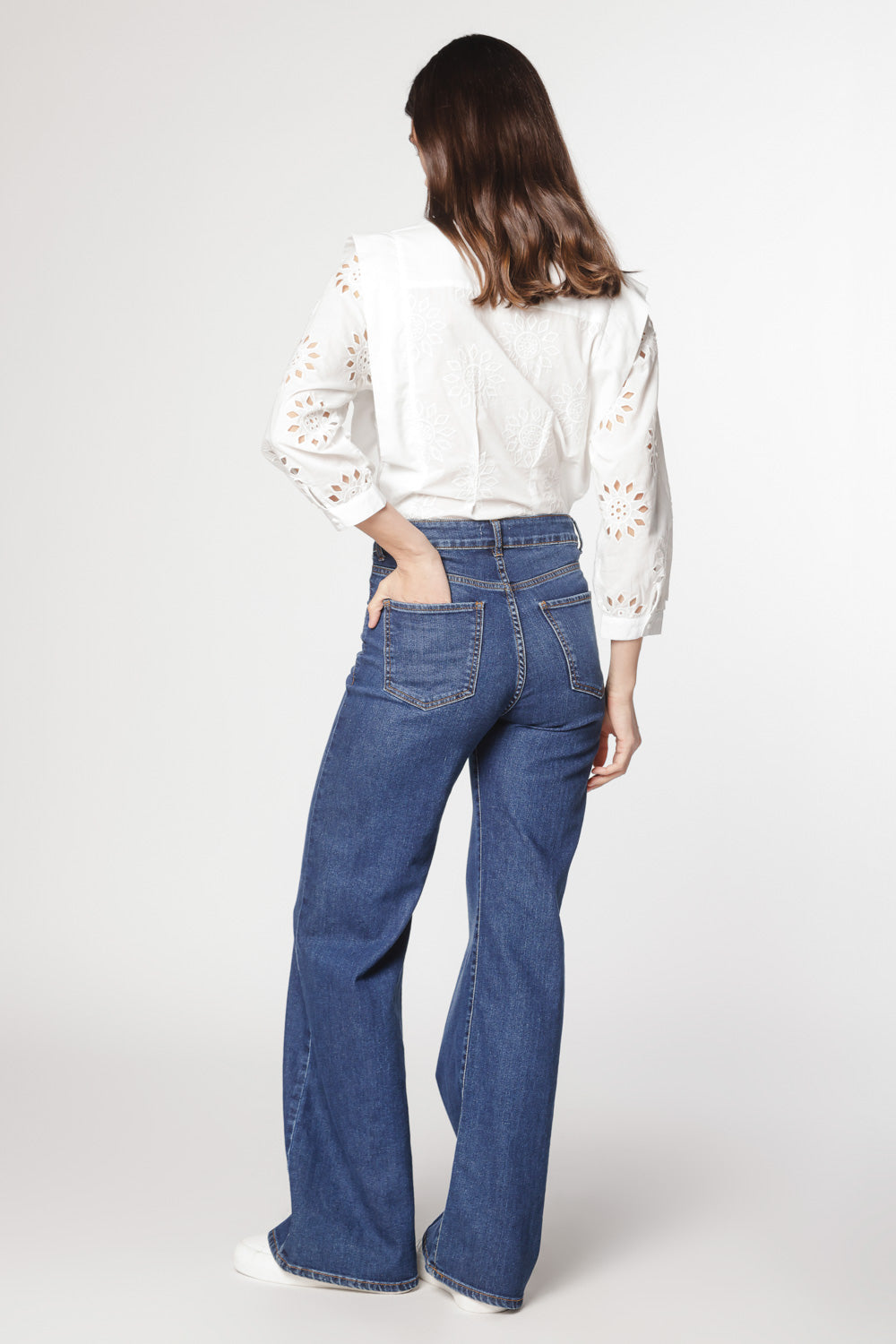 Jeans Stella Stretch de la marca D-2024-804, pantalones vaqueros ajustados de mezclilla azul con detalles de costura.