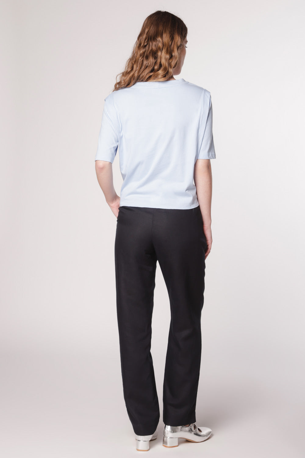 Pantalones deportivos Garmi P-2025-801 en color negro, diseño cómodo y ajustado para ejercicio y uso diario.