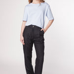Pantalón Garmi de la marca P-2025-801, pantalones deportivos en color negro con detalles en gris y cintilla ajustable.