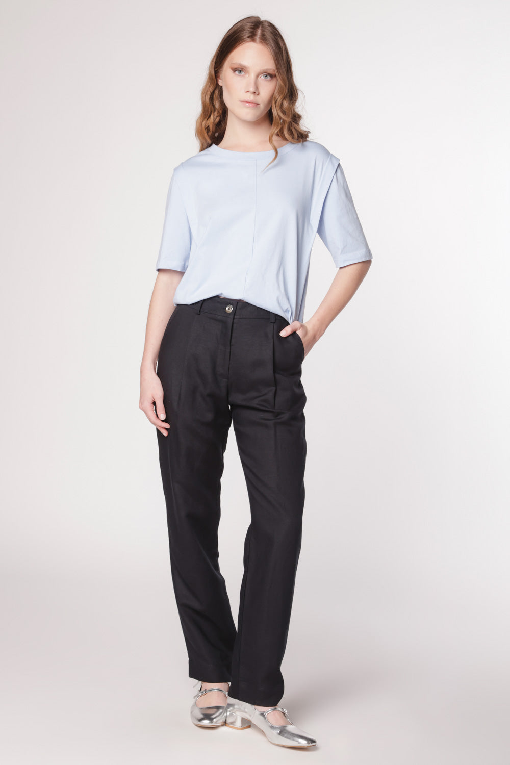 Pantalón Garmi de la marca P-2025-801, pantalones deportivos en color negro con detalles en gris y cintilla ajustable.