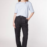 Pantalón Garmi de la marca P-2025-801, pantalones deportivos en color negro con detalles en gris y cintilla ajustable.