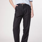 Pantalón Garmi de la marca P-2025-801, pantalones deportivos con diseño moderno y ajuste cómodo, visible en la imagen.