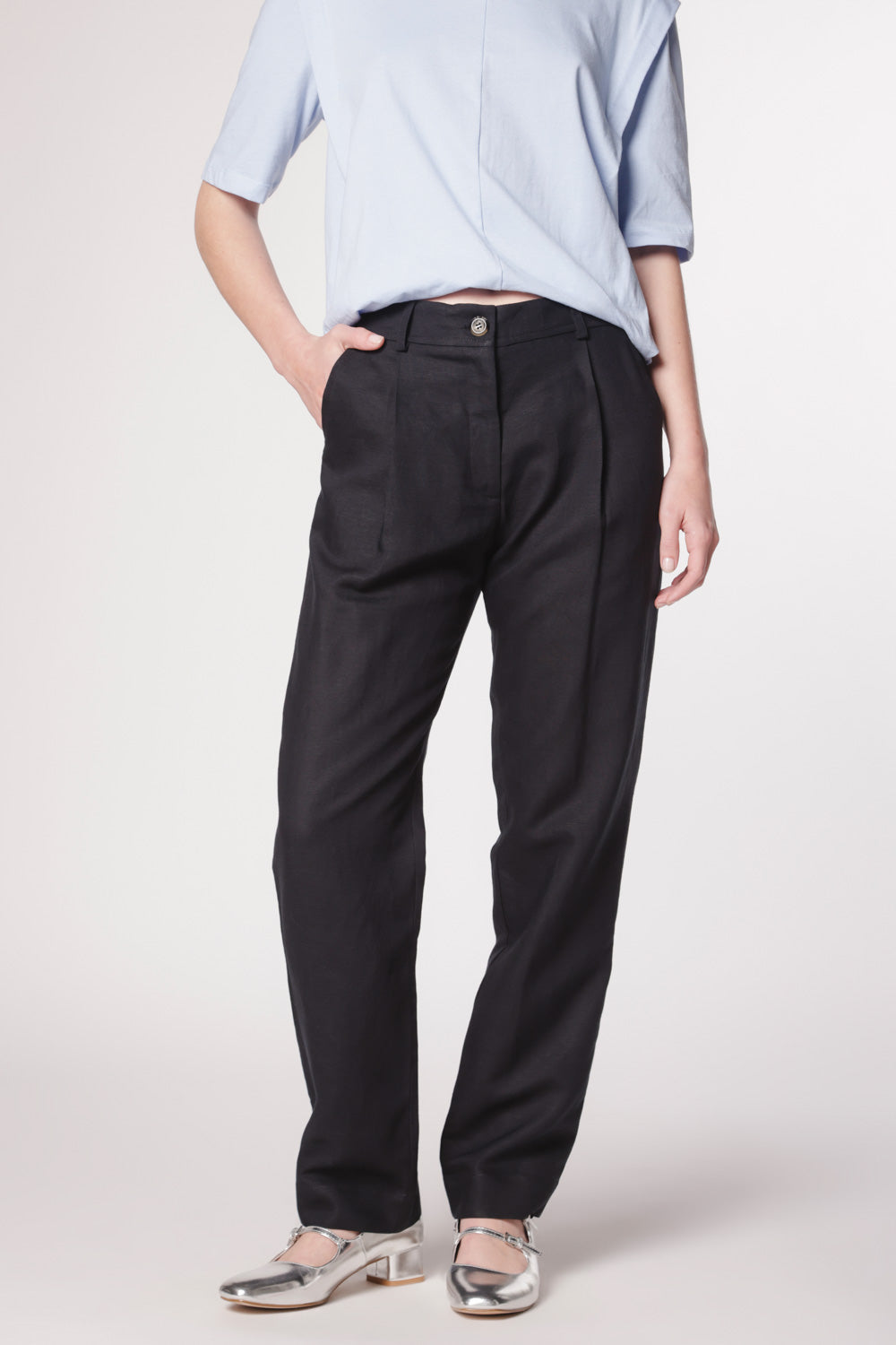Pantalón Garmi de la marca P-2025-801, pantalones deportivos con diseño moderno y ajuste cómodo, visible en la imagen.