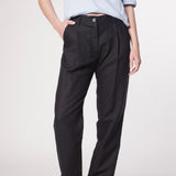 Pantalón Garmi de la marca P-2025-801, pantalones deportivos con diseño moderno y ajuste cómodo, visible en la imagen.
