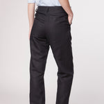 Pantalón Garmi de la marca P-2025-801, pantalones deportivos negros con detalles blancos y ajuste cómodo.