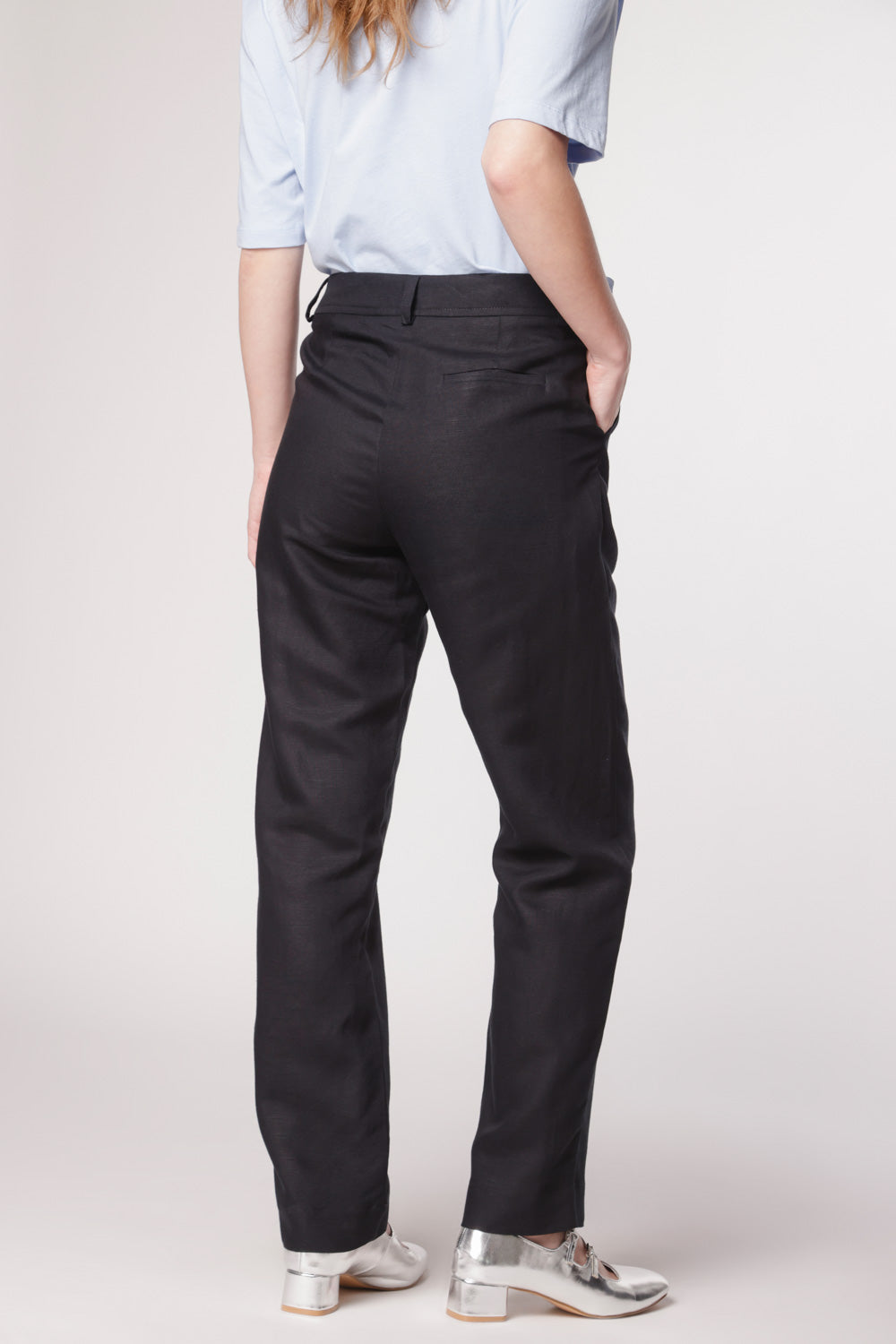 Pantalón Garmi de la marca P-2025-801, pantalones deportivos negros con detalles blancos y ajuste cómodo.