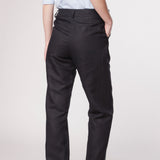 Pantalón Garmi de la marca P-2025-801, pantalones deportivos negros con detalles blancos y ajuste cómodo.