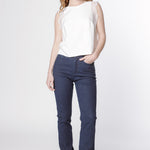 Jeans slim Jesse de la marca D-2024-806, con diseño ajustado y estilo moderno, mostrados en la imagen.