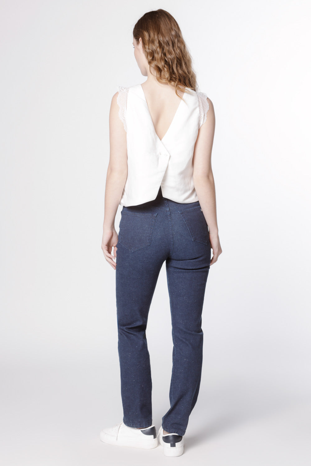 Jeans ajustados Jesse de la marca D-2024-806, pantalones vaqueros slim en color clásico, con cinturilla y bolsillos visibles.