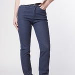 Jeans ajustados Jesse de la marca D-2024-806, en color azul oscuro, con detalles de costuras y bolsillos visibles.