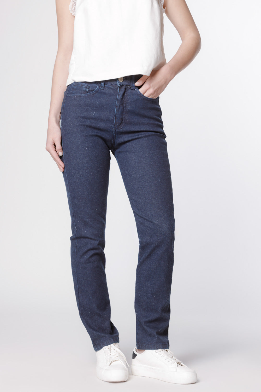 Jeans ajustados Jesse de la marca D-2024-806, en color azul oscuro, con detalles de costuras y bolsillos visibles.