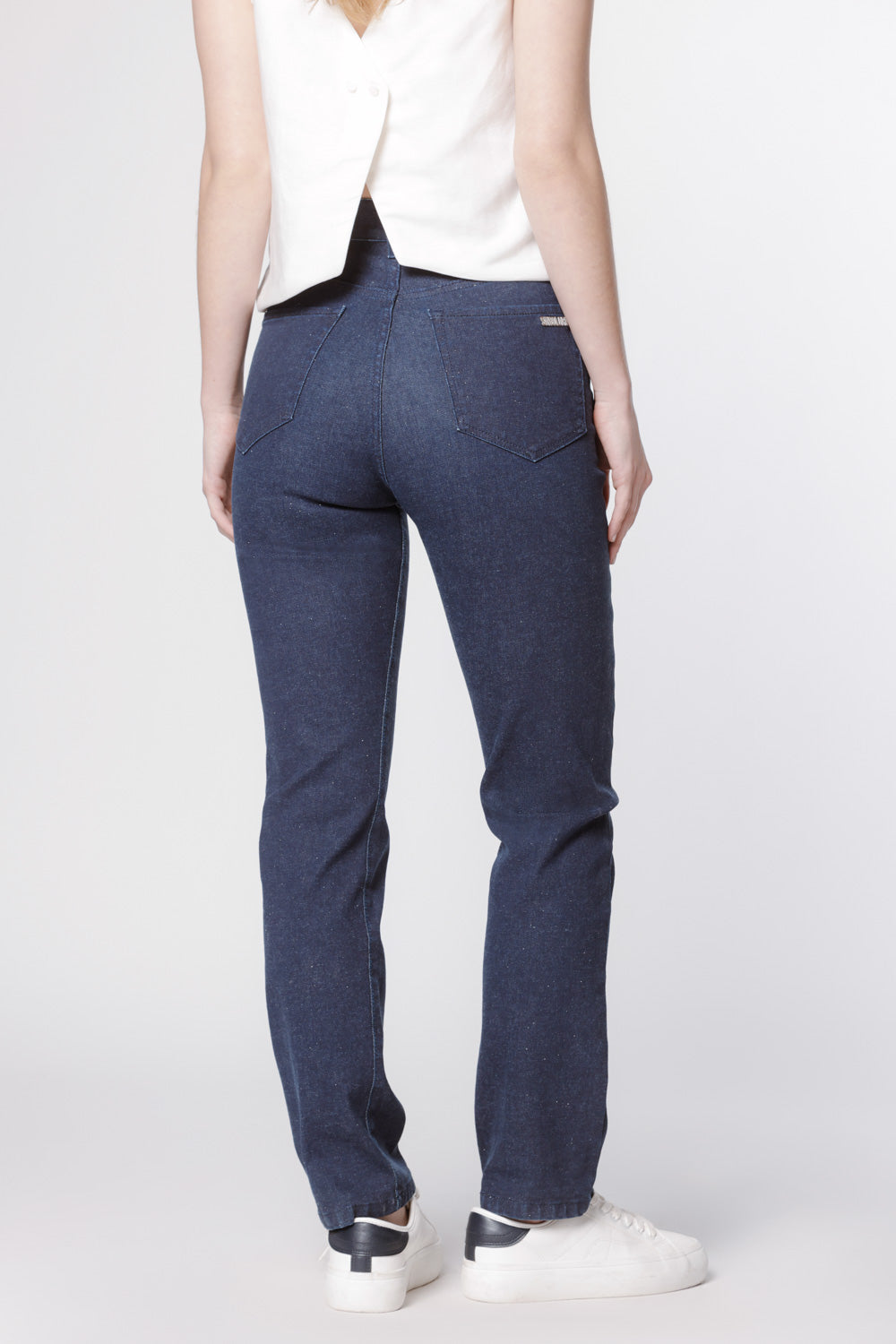 Jeans slim Jesse de la marca D-2024-806, en color oscuro, mostrando el ajuste ajustado y detalles de costura en la parte frontal.