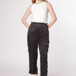 Pantalón Skadi de la marca P-2025-804, pantalones de corte moderno y tejido cómodo, en color neutro.