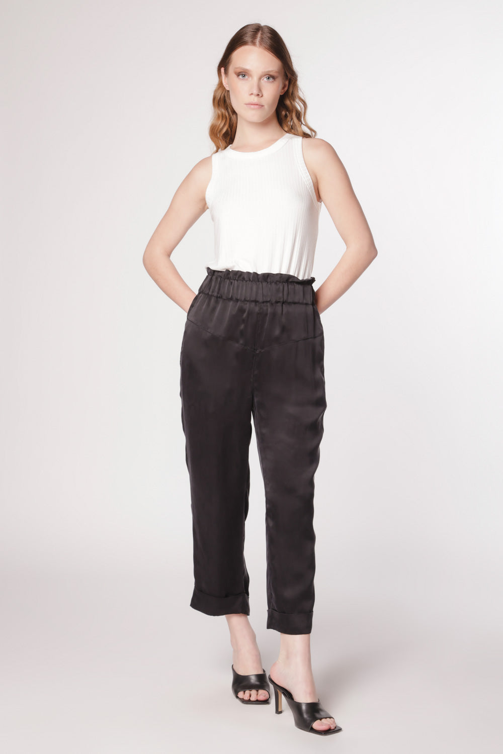 Pantalón Skadi de la marca P-2025-804, pantalones de corte moderno y tejido cómodo, en color neutro.