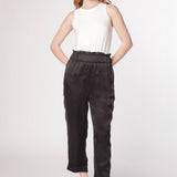 Pantalón Skadi de la marca P-2025-804, pantalones de corte moderno y tejido cómodo, en color neutro.