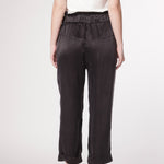 Pantalón Skadi de la marca P-2025-804, pantalones largos en color oscuro, con detalles de costuras y ajuste cómodo.