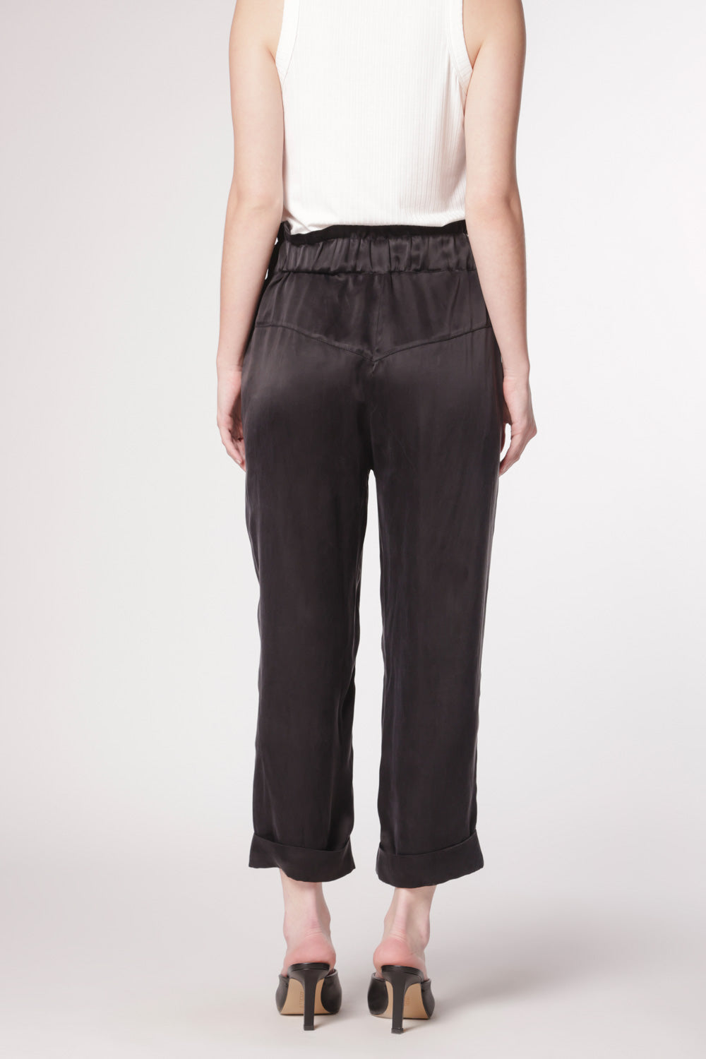 Pantalón Skadi de la marca P-2025-804, pantalones largos en color oscuro, con detalles de costuras y ajuste cómodo.