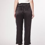 Pantalón Skadi de la marca P-2025-804, pantalones largos en color oscuro, con detalles de costuras y ajuste cómodo.