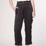 Pantalón Skadi de la marca P-2025-804, pantalones de tela en color gris con bolsillos frontales y diseño moderno.