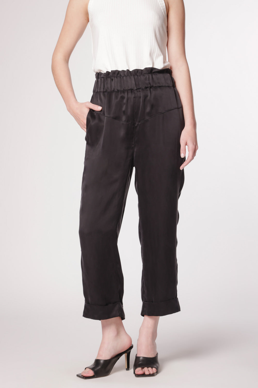 Pantalón Skadi de la marca P-2025-804, pantalones de tela en color gris con bolsillos frontales y diseño moderno.