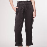 Pantalón Skadi de la marca P-2025-804, pantalones de tela en color gris con bolsillos frontales y diseño moderno.