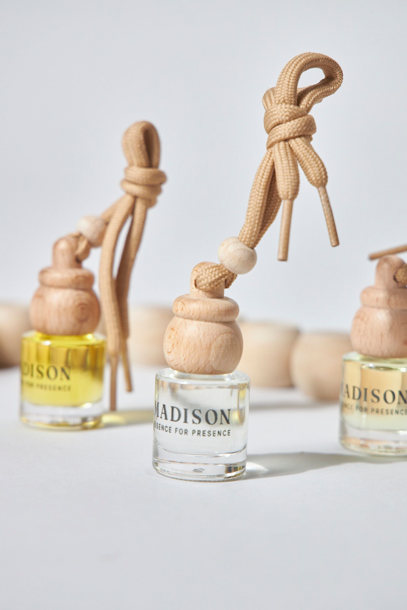Difusor de aroma para auto de 8ml, marca MS-0000-160, en envase compacto y elegante para uso en vehículo.