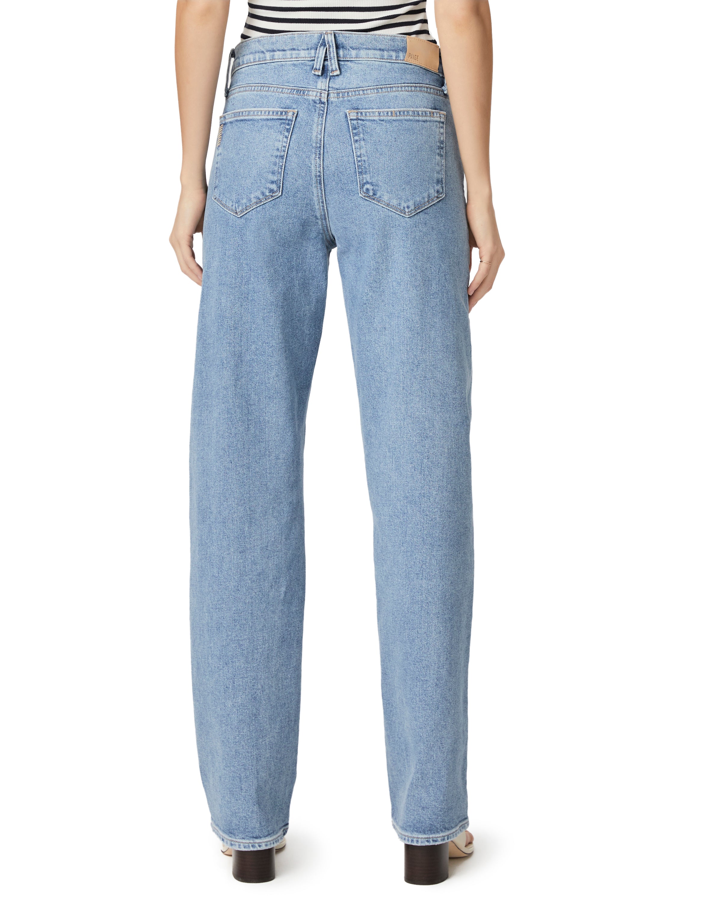 Pantalones rectos Serena de la marca NY-2025-808, denim azul con bolsillos frontales y costuras en contraste.