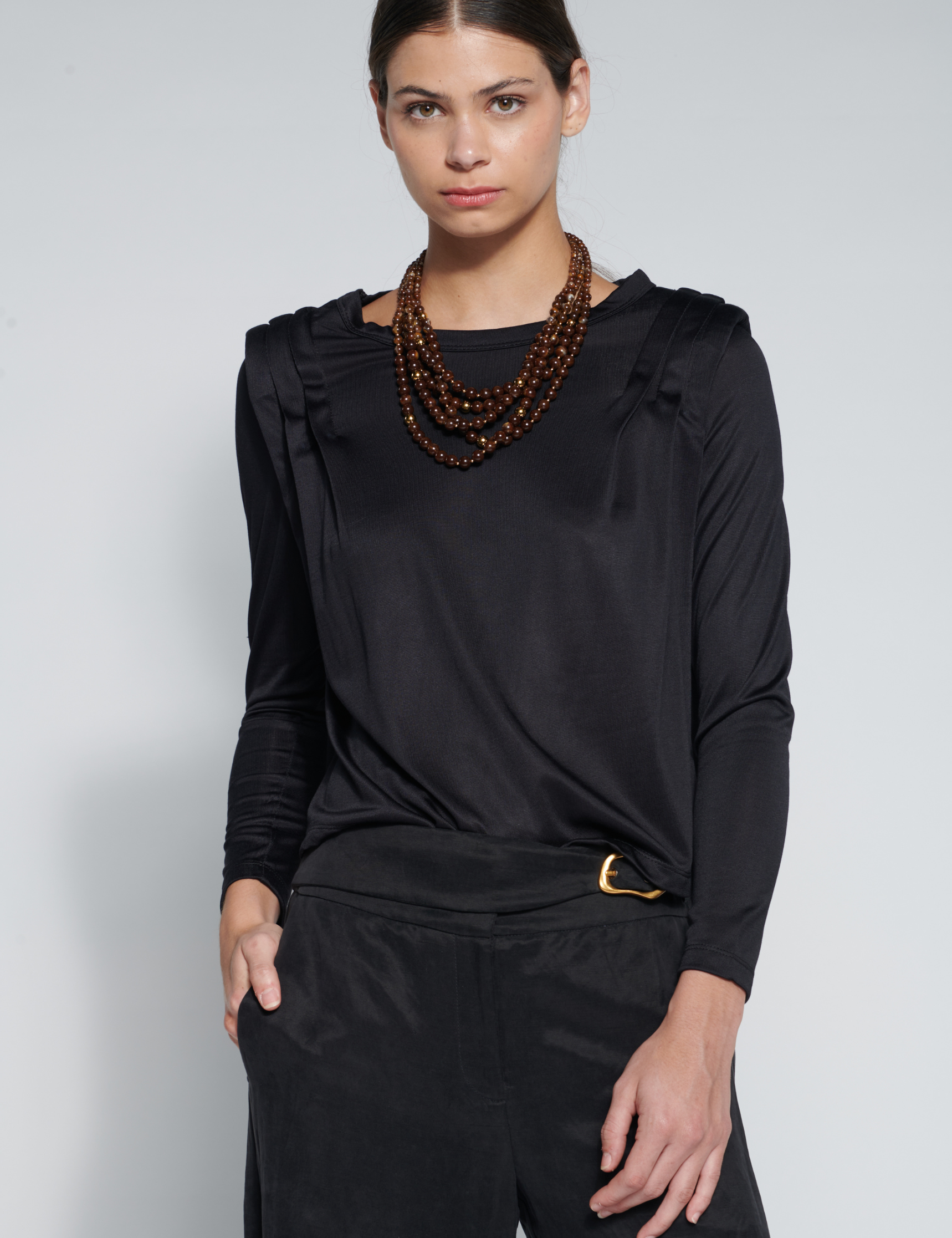 Polera Bloom Black de la marca O-2026-502, blusa negra de estilo casual con cuello redondo y manga larga.