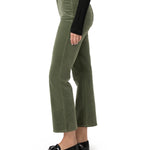 Pantalones de campana Courtney de la marca NY-2025-809, estilo ajustado con corte a la pierna y diseño moderno.
