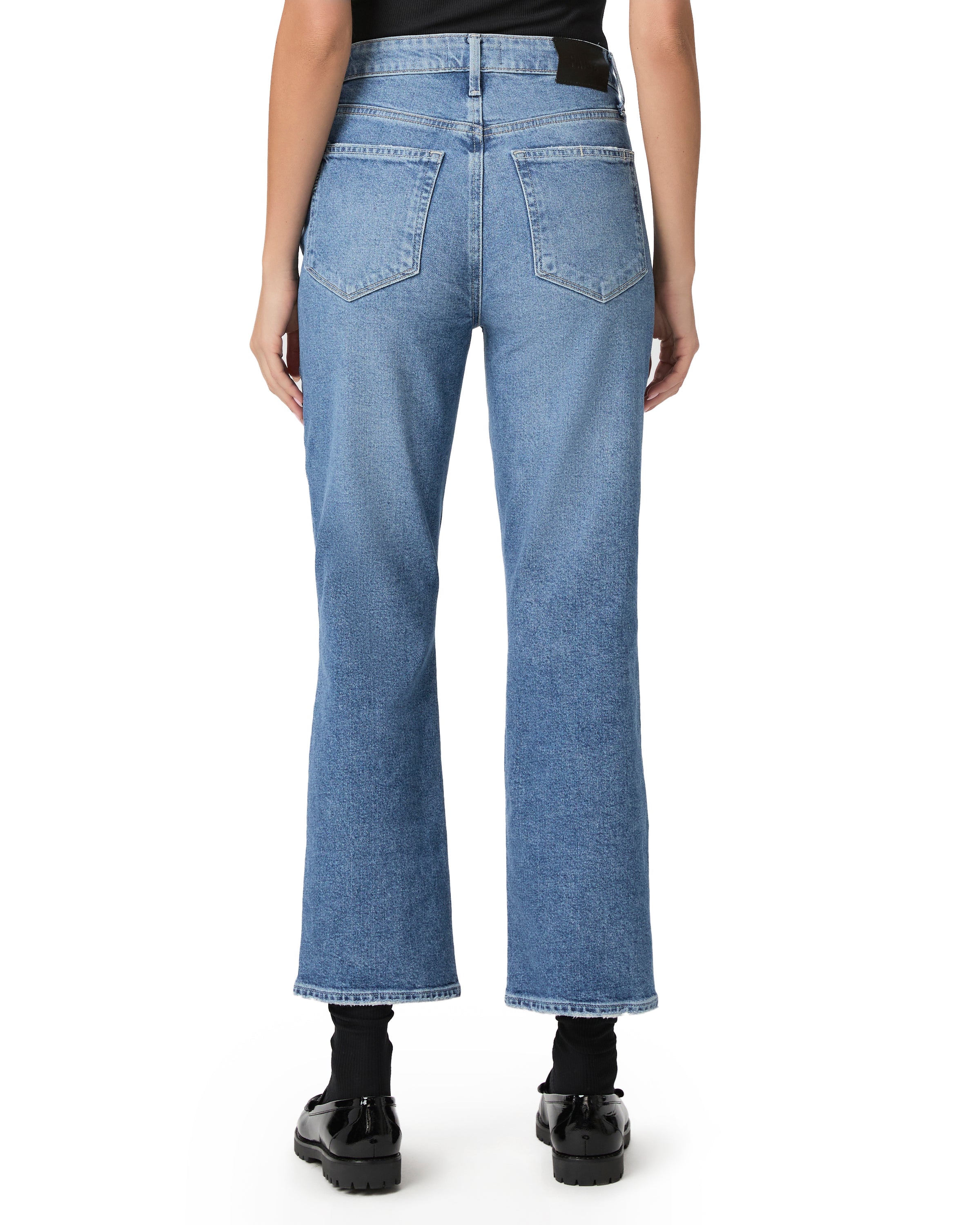 Pantalones cortos tipo flare de mezclilla marca NY-2025-810, color azul claro, con dobladillo deshilachado y bolsillos frontales.